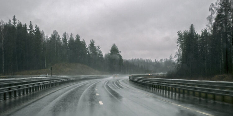 Национальная полиция: осторожно, на дорогах мокро и скользко, видимость плохая