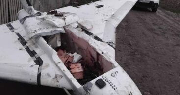 Смех и грех: Мужчины нашли в поле военный дрон, разобрали его и везли на мотоблоке по селу