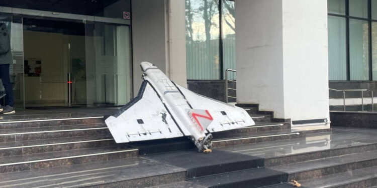 Расследование как шоу: Почему дрон оказался на ступеньках МИДа, а не в лаборатории экспертов