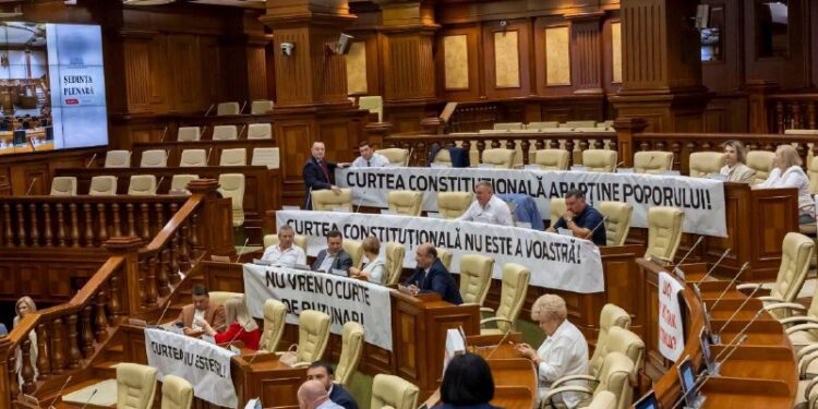 Депутаты БКС устроили акцию протеста в парламенте