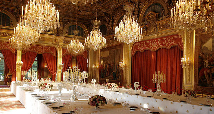 Работник Елисейского дворца украл серебро и фарфор на 40 тысяч евро