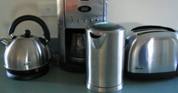 Экономия света становится делом государственной важности: Минэнерго призывает население пользоваться электроприборами по ночам