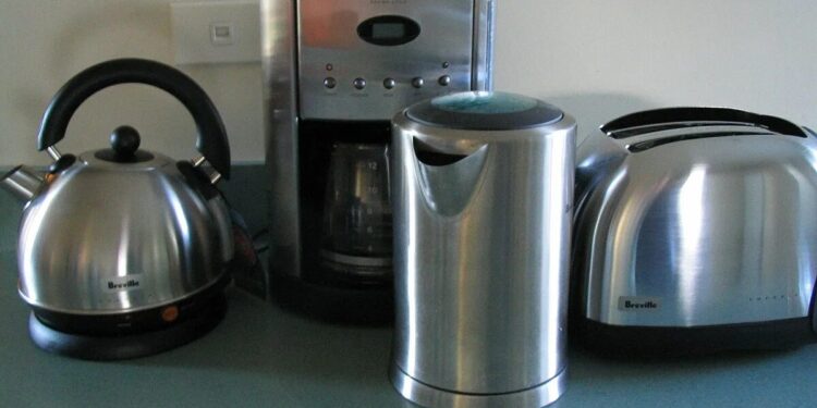 Экономия света становится делом государственной важности: Минэнерго призывает население пользоваться электроприборами по ночам