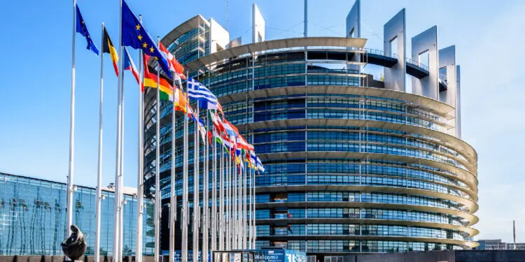 «Святые» депутаты Европарламента зарабатывают миллионы евро на стороне и лоббируют законы для компаний, в которых «подрабатывают»