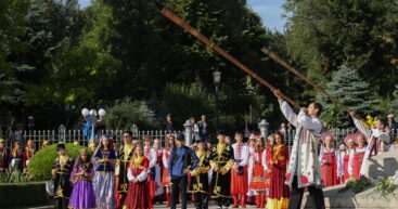 Фестиваль дружбы на фоне раскола: Вкусно, шумно и дружно (напоказ)