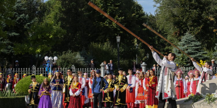 Фестиваль дружбы на фоне раскола: Вкусно, шумно и дружно (напоказ)