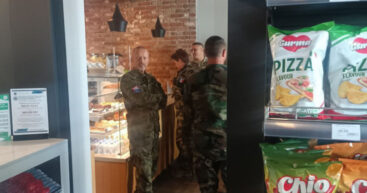 Французы на заправке: новые фото военных в Чимишлии будоражат соцсети