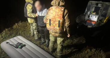 Украинские пограничники спасли мужчину, пытавшегося переплыть Днестр на матрасе
