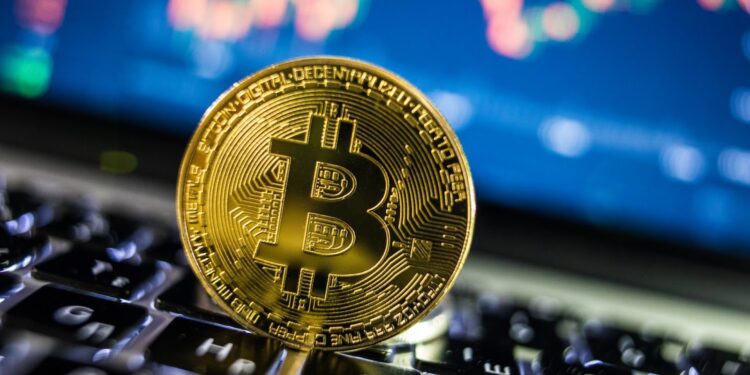 Биткоин упал ниже 75 тысяч долларов из-за новых пошлин Трампа
