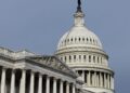В США возле Капитолия задержали мужчину с луком, стрелами и оружием