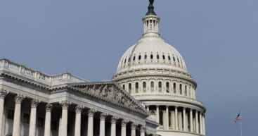 В США возле Капитолия задержали мужчину с луком, стрелами и оружием