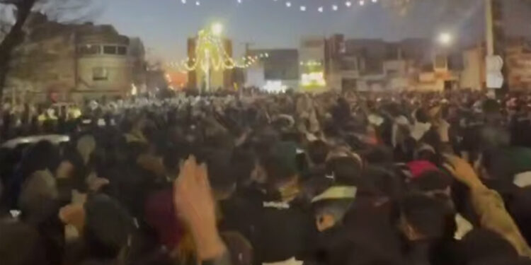 В Иране город-миллионник Кередж перешел под контроль протестующих