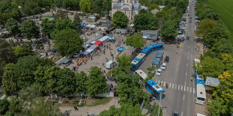 Второй день Радоницы: Мэрия Кишинева и сегодня обеспечивает бесплатный транспорт до кладбища «Дойна»