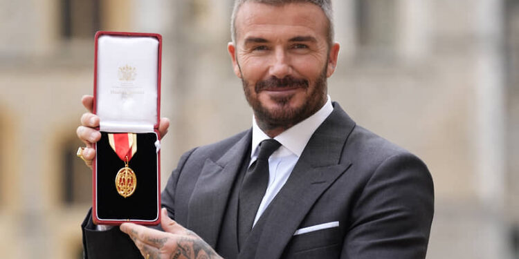 Дэвида Бекхэма официально посвятили в рыцари