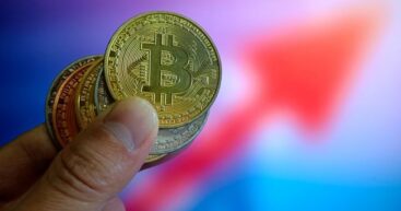 Bitcoin взлетел до 94 000 долларов после двухнедельного падения: что ждет крипторынок