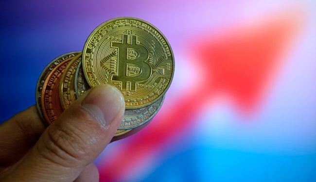 Bitcoin взлетел до 94 000 долларов после двухнедельного падения: что ждет крипторынок