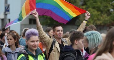 Польша впервые начала признавать браки ЛГБТ-пар, но есть нюанс