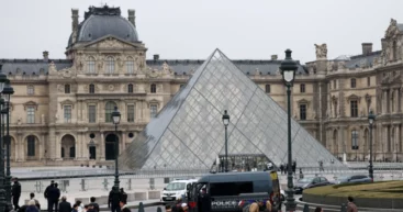 «Мелкие преступники». Ограбление Лувра совершили жители бедного пригорода Парижа, сообщила прокурор
