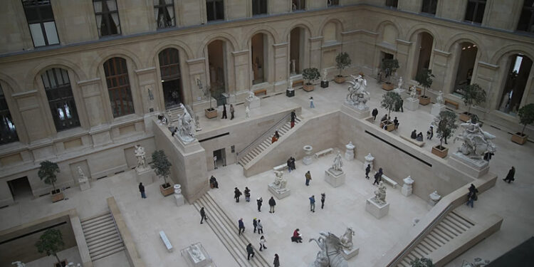 Работники Лувра уходят в бессрочную забастовку с 15 декабря