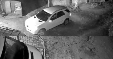 Двое подростков угнали Mercedes в Кишинёве и попали в аварию