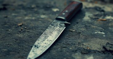 В Кишиневе арестовали бездомного, который убил соседа по подвалу и напал на полицию с ножом