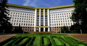 Парламент пересмотрел законодательство о гражданстве Молдовы: обязательными станут знание румынского языка и положений Конституции