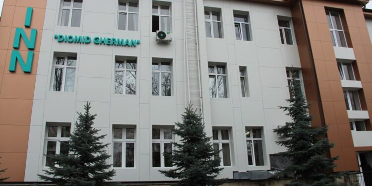 Трагедия в Институте неврологии: пожилой пациент выпал из окна