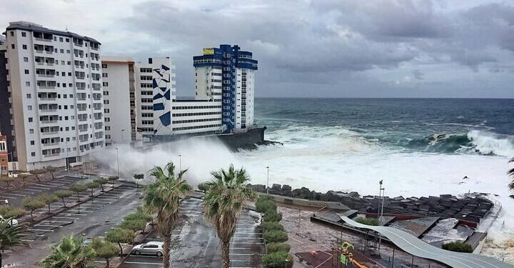 Туристов унесло волной на Тенерифе, есть погибшие и раненые