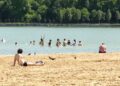 С начала летнего сезона сотрудники «Ассоциации по благоустройству зелёных зон» собрали и вывезли более 100 контейнеров мусора с оборудованных пляжей