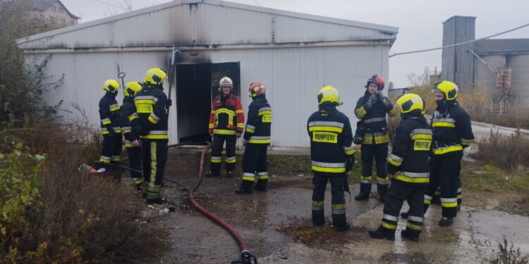 Ватра: пожар на территории асфальтового завода, общежитие выгорело, люди спаслись