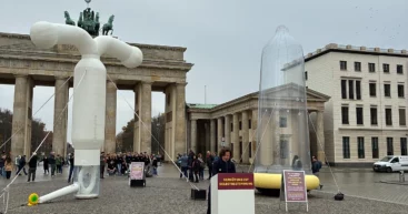 Контрацепция на показ: В центре Берлина поставили презерватив размером с дом