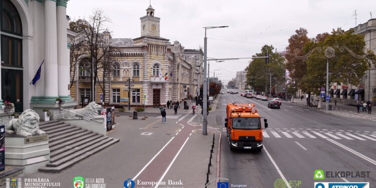 В столице стартует крупнейший проект по управлению отходами: новые спецмашины и оборудование