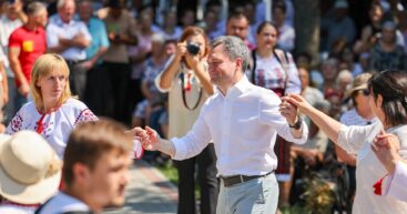 Хлеб, костюм и немного геополитики: Речан побывал на празднике в родном селе