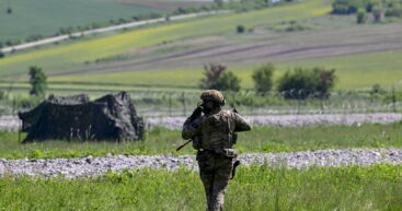 Брюссель призывает подростков вступать в армию