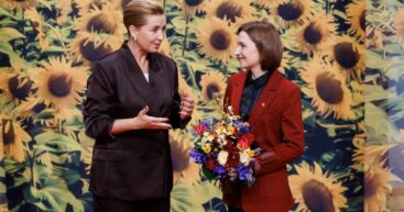 Неутомимый туризм: Майя Санду прибыла на элитную евро-вечеринку постоять рядом с лидерами ЕС