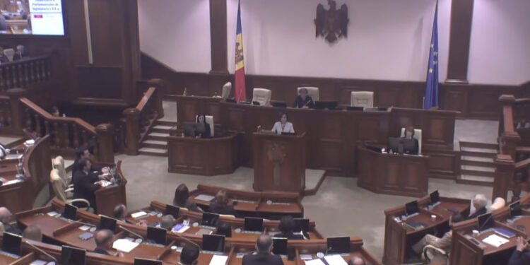 Санду призвала новый парламент к единству и верности стране