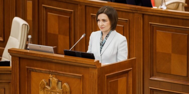 Культ личности? Пламенная речь Майи Санду в парламенте завершилась бурными аплодисментами и овациями