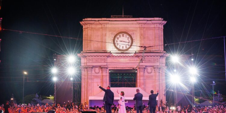 Концерт, шоу европейских лидеров и наручники: как Молдова отпраздновала независимость