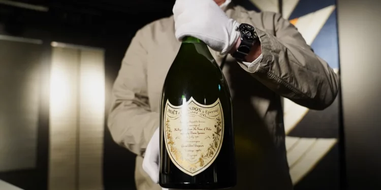 Шампанское к свадьбе принца Чарльза и Дианы не смогли продать на аукционе