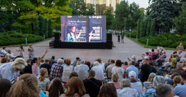 Как прошел показ фильма «Сибирь на костях» в сквере у парламента