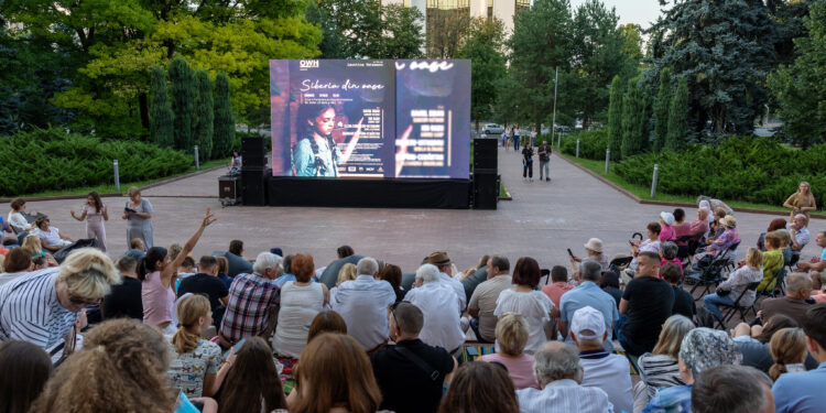 Как прошел показ фильма «Сибирь на костях» в сквере у парламента