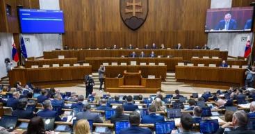 Парламент Словакии изменил конституцию, признав только два пола
