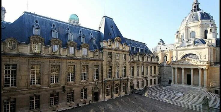 Лекция в Сорбонне превратилась в скандал: студенты вывели на экран антисемитские сообщения