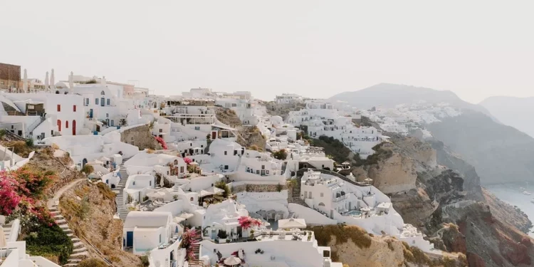 Санторини поднялся вверх на несколько сантиметров: что могло приподнять целый остров