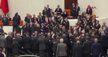 В турецком парламенте подрались из за назначения министра юстиции (видео)