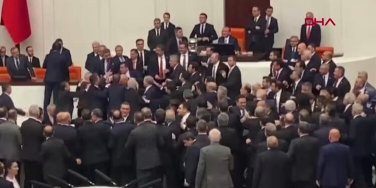 В турецком парламенте подрались из за назначения министра юстиции (видео)