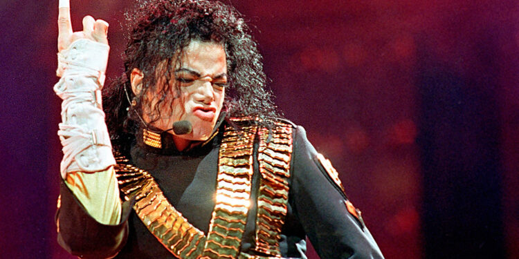 Майкл Джексон стал первым в истории артистом с хитами в топ-10 Billboard в шести десятилетиях