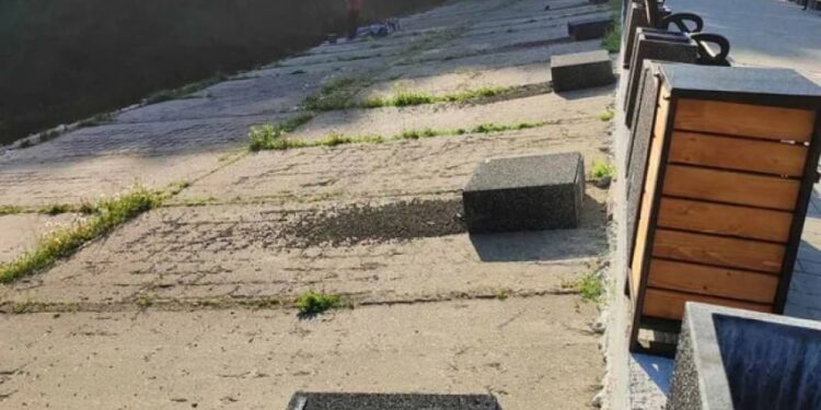 Юный вандал, разбивший бетонные вазы в парке Кишинёва, предстанет перед судом