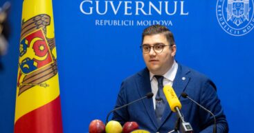 Любовь к трем яблокам: Негодующий Водэ вышел на брифинг, вооружившись фруктами