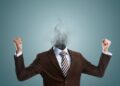 «Сгорел на работе — загорелся опасными идеями»: как выгорание подталкивает к радикализму